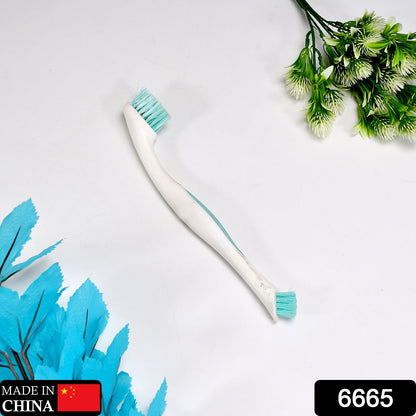 An ergonomic handle of the dual-sided cleaning brush, showcasing its comfortable grip for easy use.
