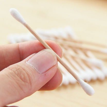 Sustainable cotton swabs made with natural bamboo sticks.