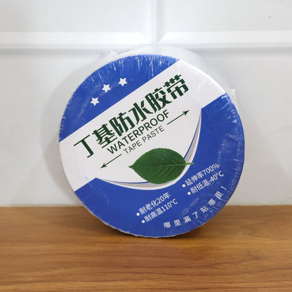 Reflective aluminium foil duct tape roll showcasing its 0.8mm thickness.