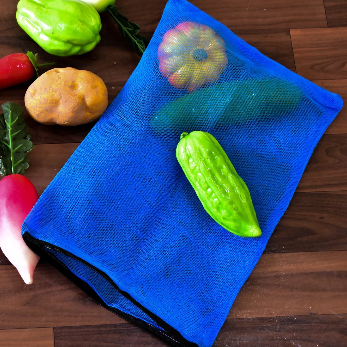 Zippered mesh vegetable fridge storage bag for fresh produce.