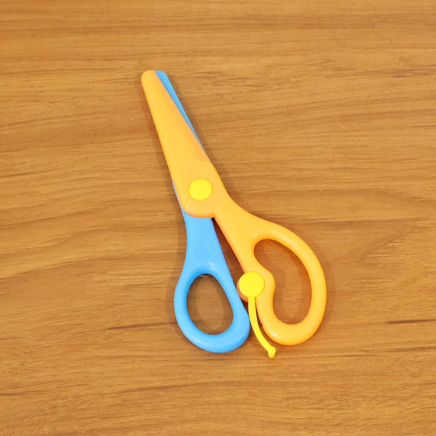 Child-safe plastic safety scissors product shot