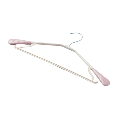 Lightweight and strong PP hanger, ideal for daily use in your wardrobe.
