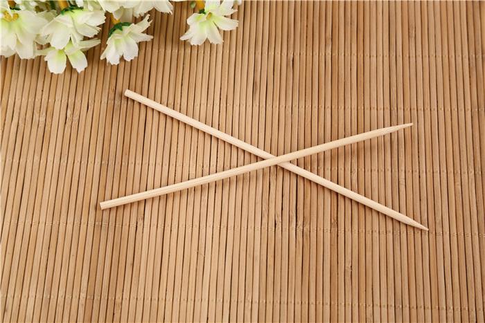 Assorted bamboo BBQ skewers, 20 cm long, great for camping and barbecues.
