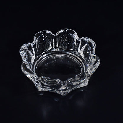 Close-up of the round glass ashtray, highlighting its lead-free crystal clarity.