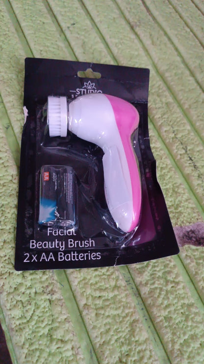 Complete facial cleansing brush kit, including two AA batteries for immediate use.