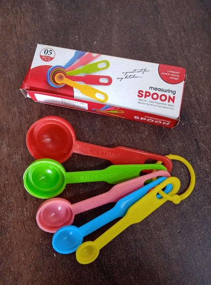 Complete 5-piece plastic measuring spoons set displayed for kitchen use.